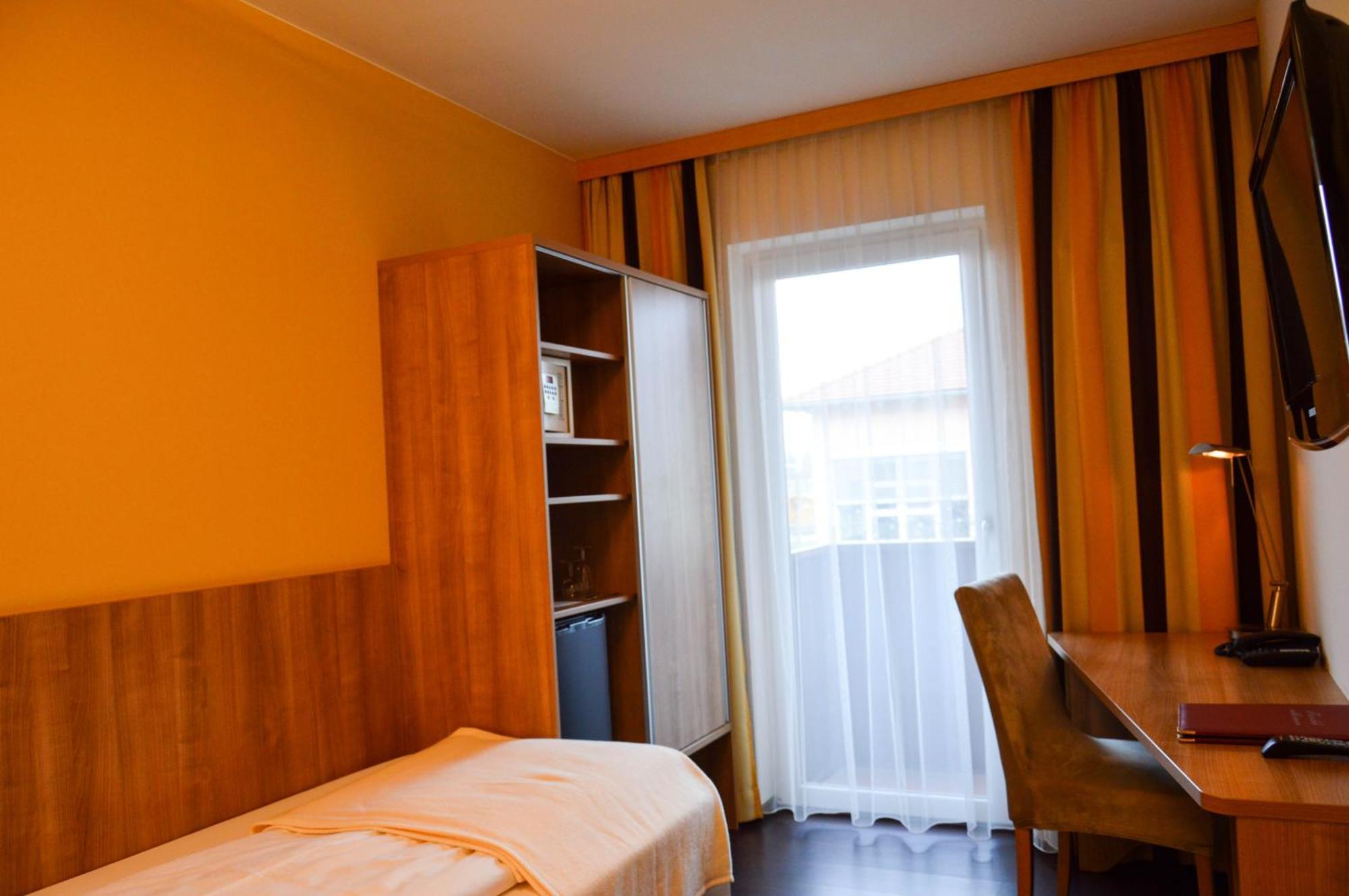 Hotel Roemerhof Тульн Экстерьер фото