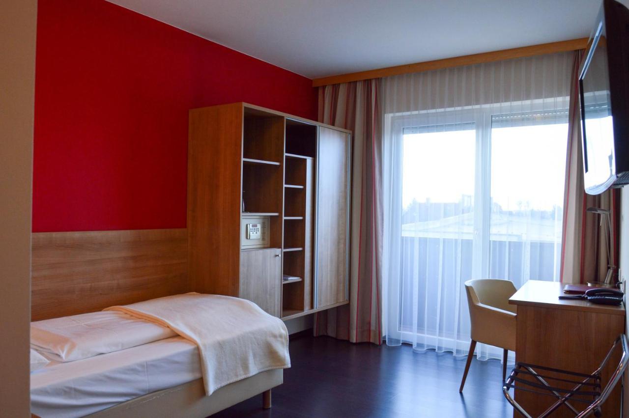 Hotel Roemerhof Тульн Экстерьер фото